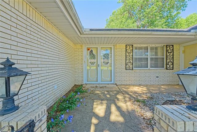 985 N Hampton Road, Harrah, OK 73045