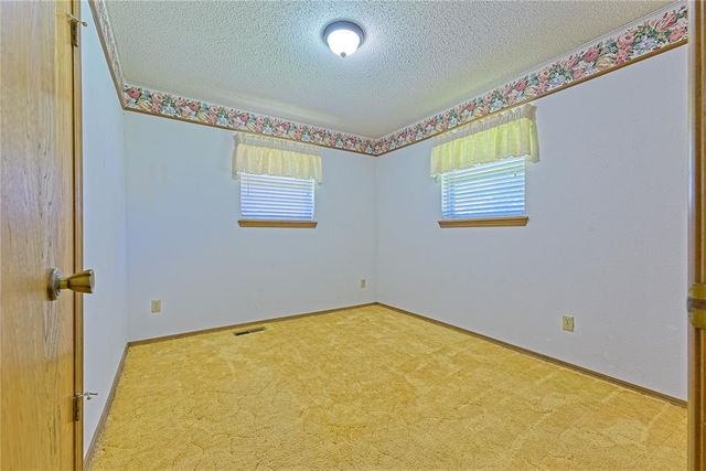 985 N Hampton Road, Harrah, OK 73045