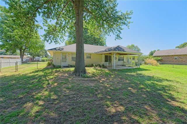 985 N Hampton Road, Harrah, OK 73045