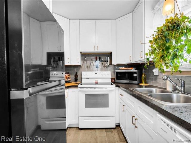 8242 Russell Street, Shelby Twp, MI 48317