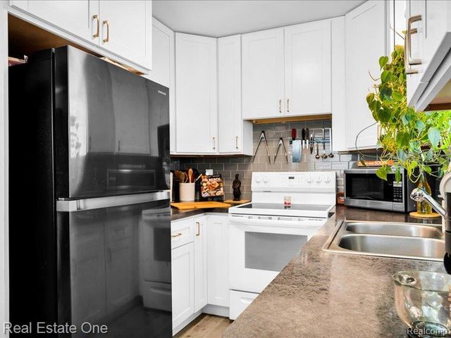 8242 Russell Street, Shelby Twp, MI 48317