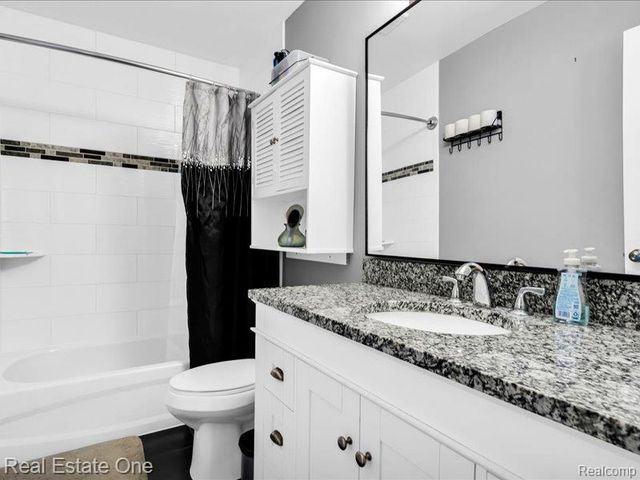 8242 Russell Street, Shelby Twp, MI 48317