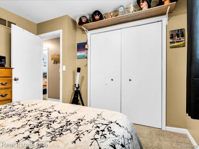 8242 Russell Street, Shelby Twp, MI 48317