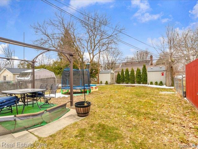 8242 Russell Street, Shelby Twp, MI 48317