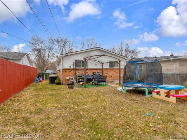 8242 Russell Street, Shelby Twp, MI 48317