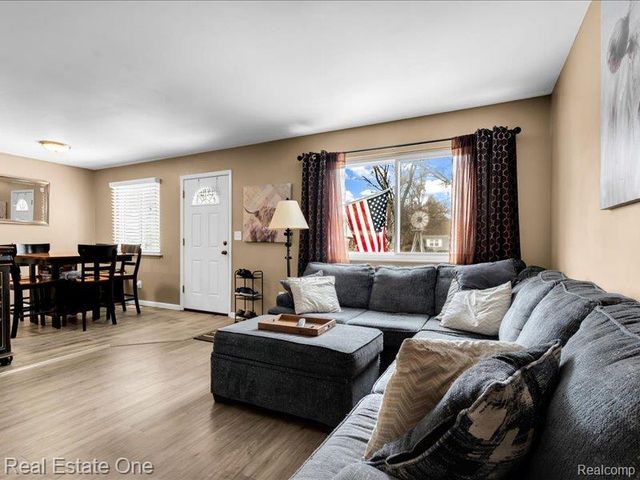 8242 Russell Street, Shelby Twp, MI 48317