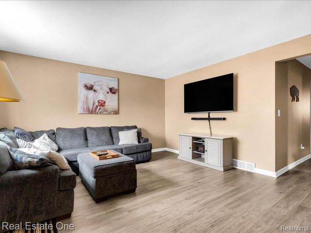 8242 Russell Street, Shelby Twp, MI 48317