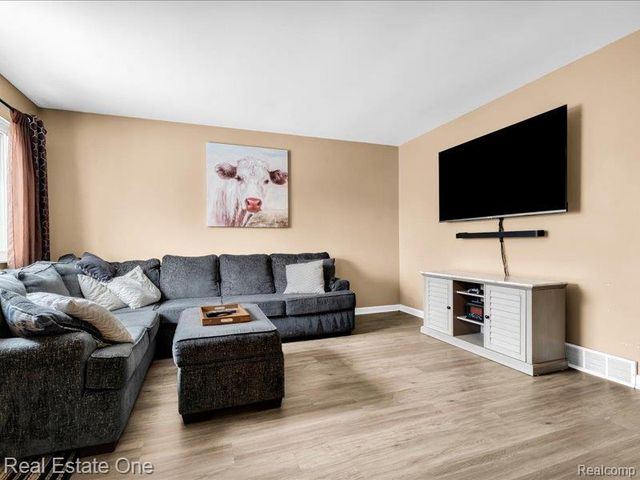 8242 Russell Street, Shelby Twp, MI 48317