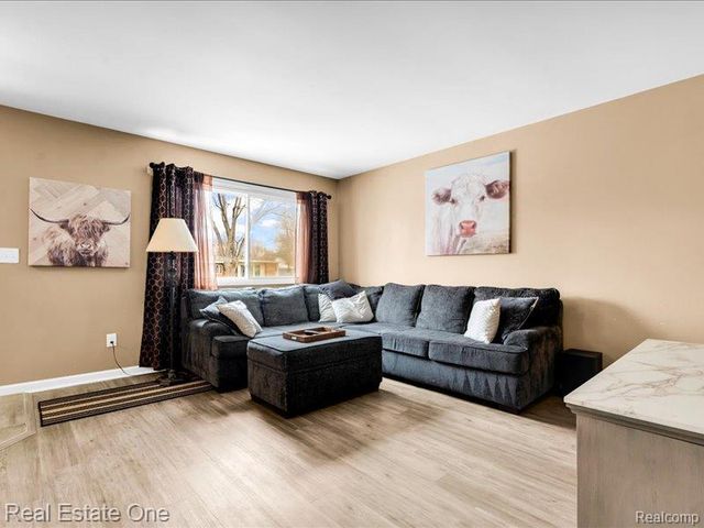 8242 Russell Street, Shelby Twp, MI 48317