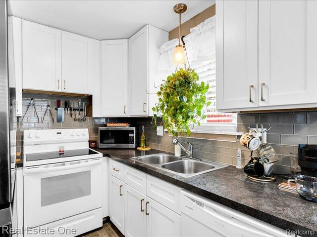 8242 Russell Street, Shelby Twp, MI 48317