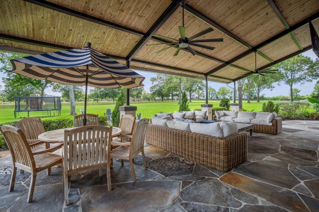 18859 Kinkaid Road W, Montgomery, TX 77316