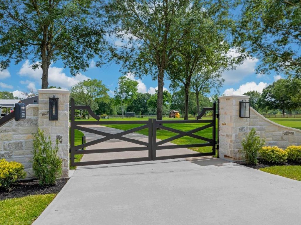 18859 Kinkaid Road W, Montgomery, TX 77316