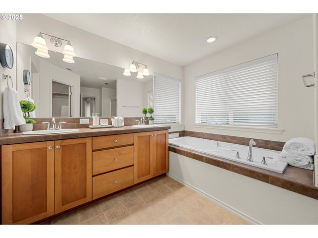 17925 Nw WATERFIELD Ct, Beaverton, OR 97006