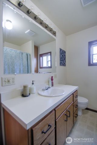 664 NW New York Avenue, Chehalis, WA 98532