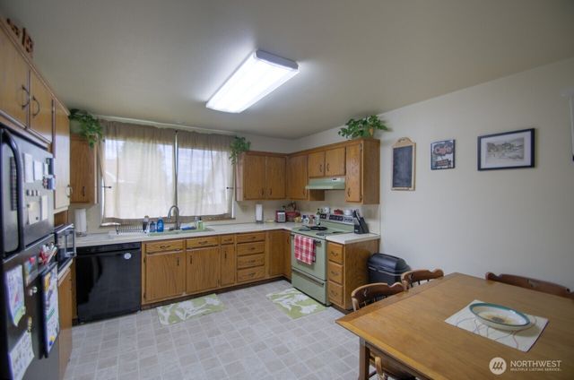 664 NW New York Avenue, Chehalis, WA 98532