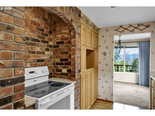 2225 W 28TH Ave, Eugene, OR 97405