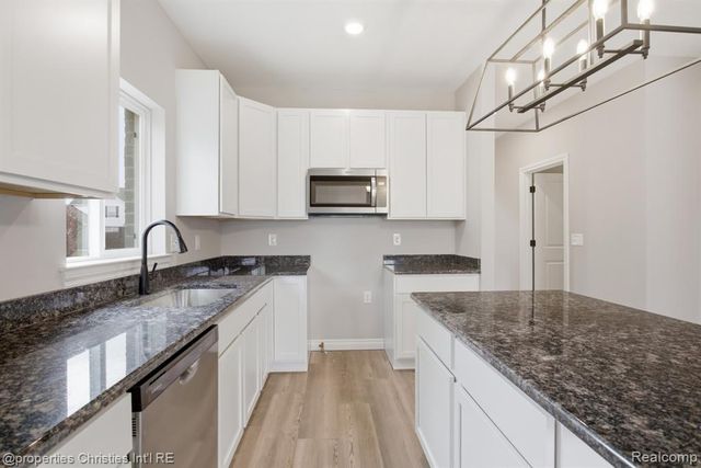 23397 Crescent Ridge Drive, New Boston, MI 48164