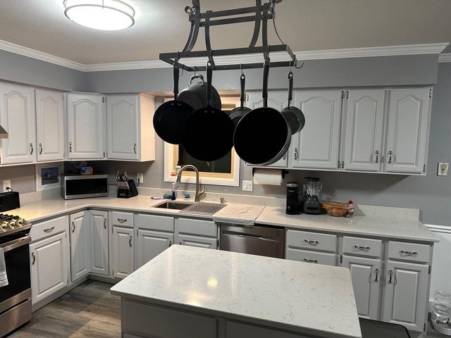 4646 S 124th STREET, Greenfield, WI 53228