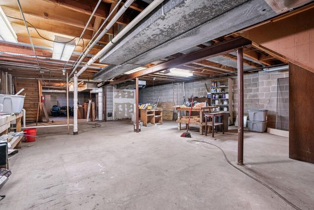 4646 S 124th STREET, Greenfield, WI 53228