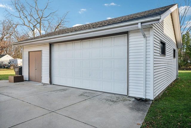 4646 S 124th STREET, Greenfield, WI 53228