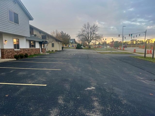 4646 S 124th STREET, Greenfield, WI 53228