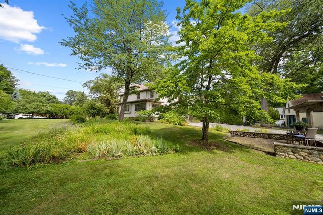 30 Highwood Avenue, Midland Park, NJ 07432