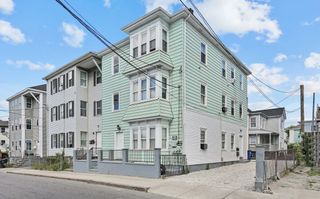 32 Quequechan St, Fall River, MA 02723