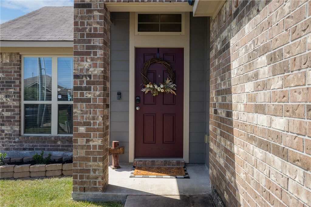 831 Mockingbird Street, Navasota, TX 77868 — photo 2