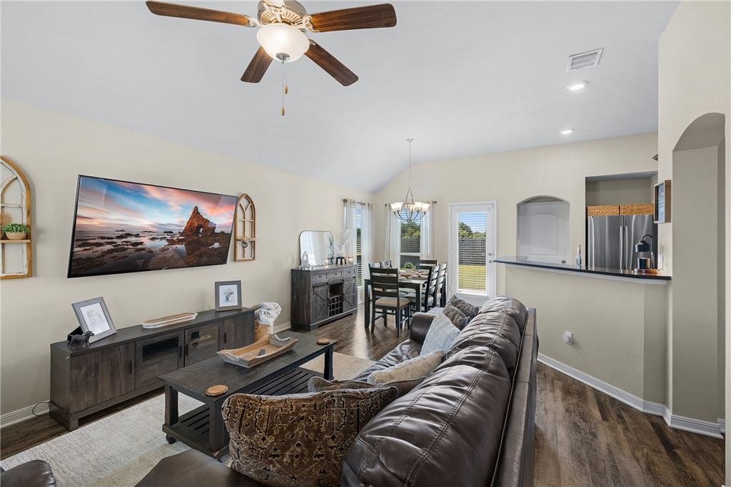 831 Mockingbird Street, Navasota, TX 77868 — photo 5