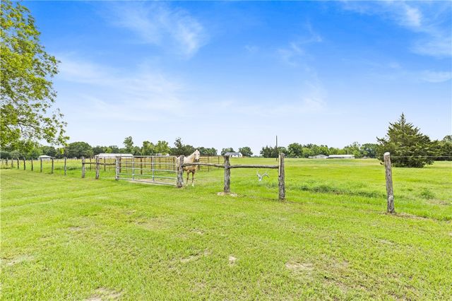 596 J W Martine Road, Hearne, TX 77859