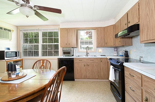 70 Trinity Ave, Worcester, MA 01605