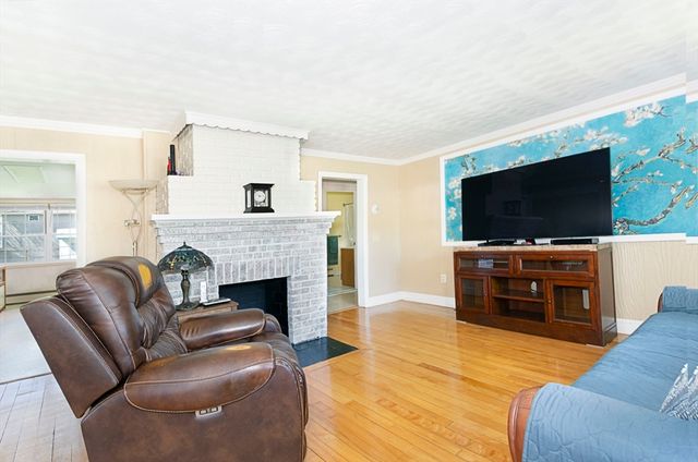 70 Trinity Ave, Worcester, MA 01605