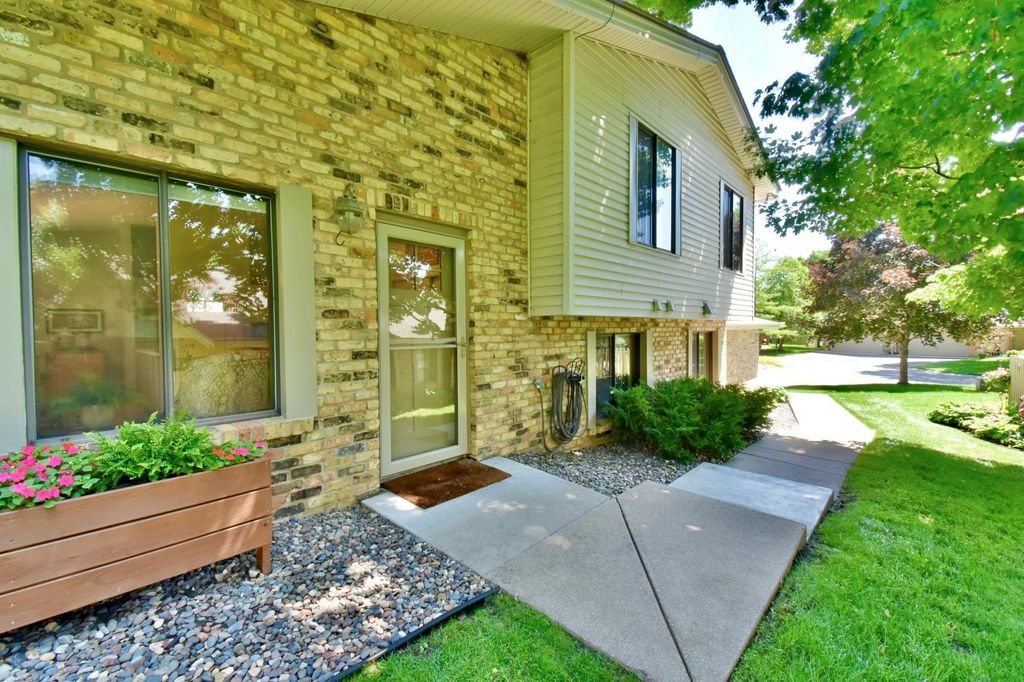 1945 Kingsview Lane N, Plymouth, MN 55447