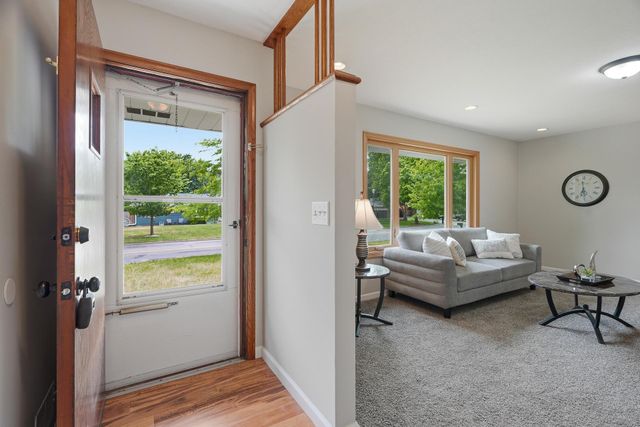 7944 Hillside Trail S, Cottage Grove, MN 55016
