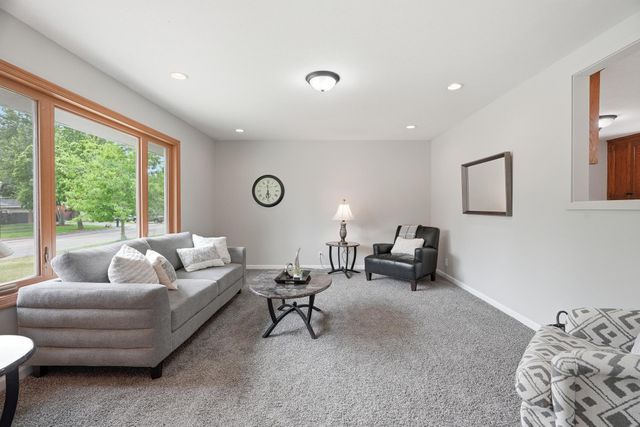 7944 Hillside Trail S, Cottage Grove, MN 55016
