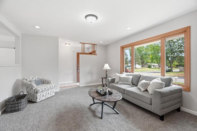 7944 Hillside Trail S, Cottage Grove, MN 55016