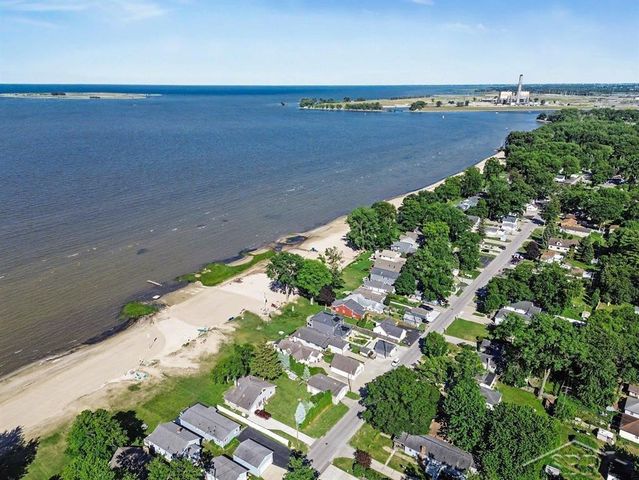 705 Bay Road, Bay City, MI 48706