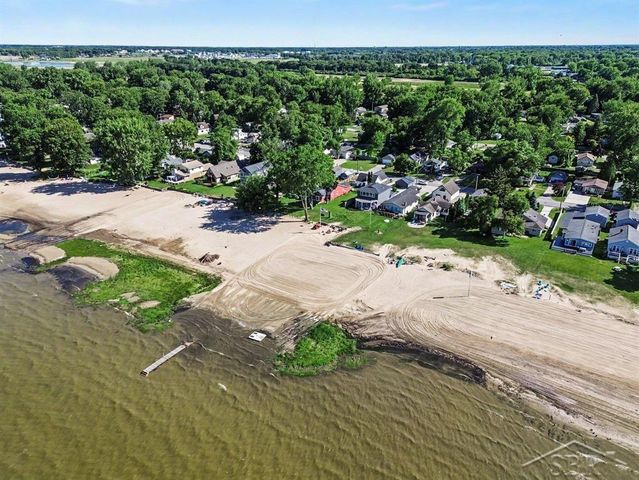 705 Bay Road, Bay City, MI 48706