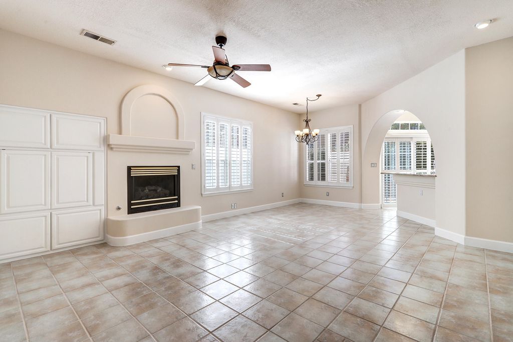 Image 4 of property listing at 6421 Dorado Beach NE, Albuquerque, NM 87111