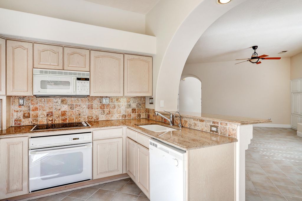 Image 8 of property listing at 6421 Dorado Beach NE, Albuquerque, NM 87111