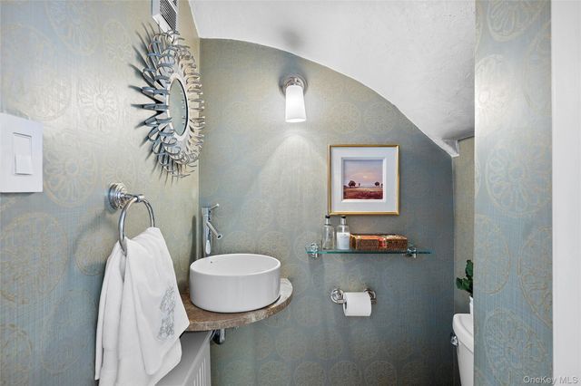 39 Barkers Point Road, Sands Point, NY 11050