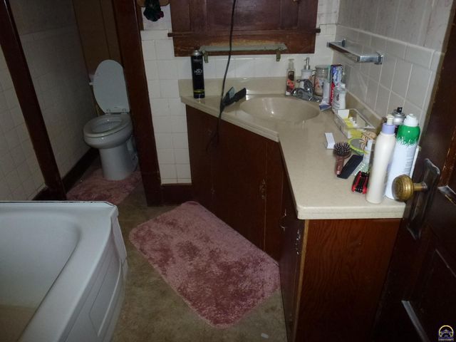 712 W 6th Ave, Emporia, KS 66801