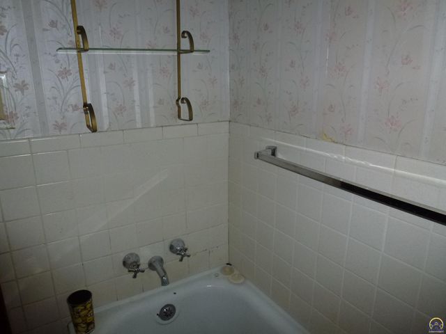 712 W 6th Ave, Emporia, KS 66801