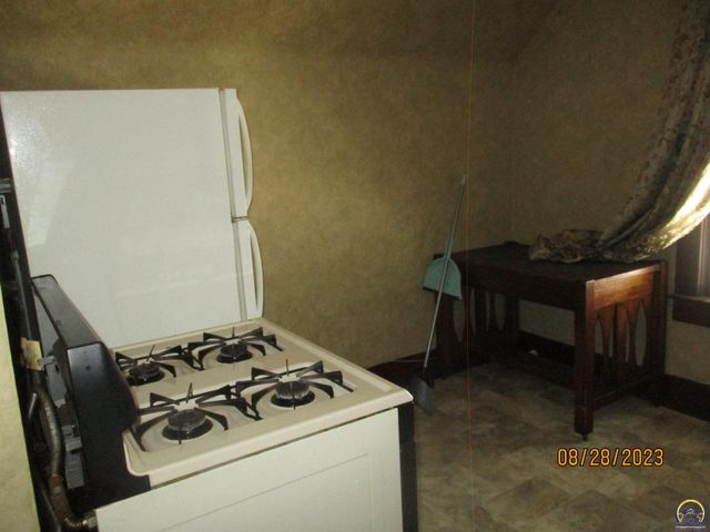 712 W 6th Ave, Emporia, KS 66801