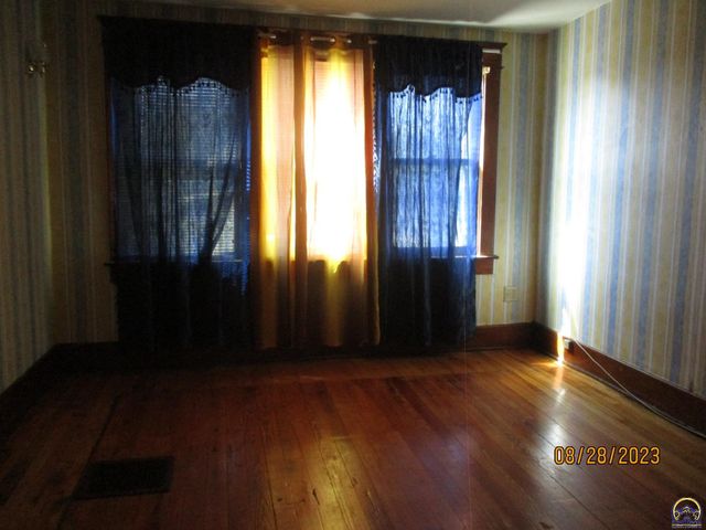 712 W 6th Ave, Emporia, KS 66801