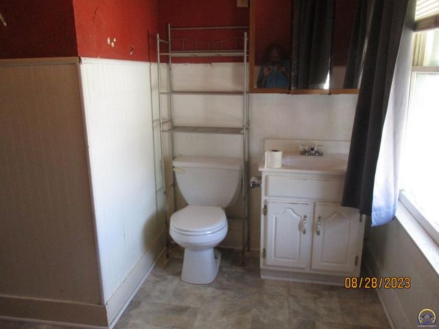 712 W 6th Ave, Emporia, KS 66801