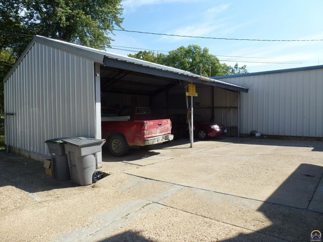 712 W 6th Ave, Emporia, KS 66801