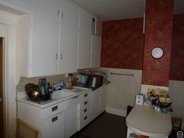 712 W 6th Ave, Emporia, KS 66801