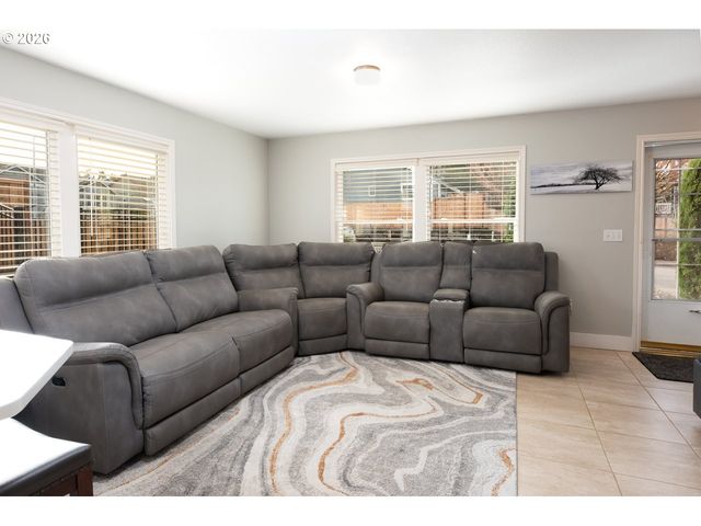 38 DENMARK Loop, Silverton, OR 97381