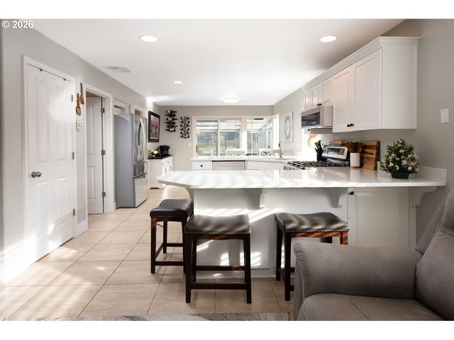 38 DENMARK Loop, Silverton, OR 97381